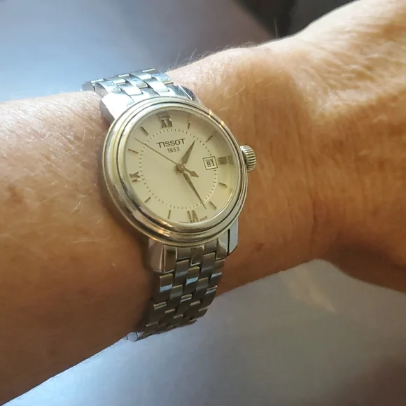 Beautiful ladies Tissot stainless steel watch in great condition! - Picture 4 of 6